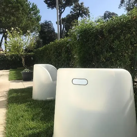 Grande Con Giardino Fronte Pineta * Viareggio