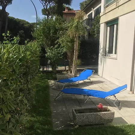 Grande Con Giardino Fronte Pineta Viareggio